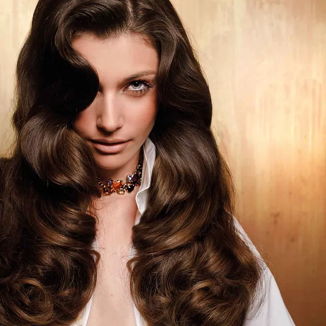 Auf dieser Seite werden Fotos von Models mit Haarverlängerung, Haarverdichtung oder Extensions gezeigt.