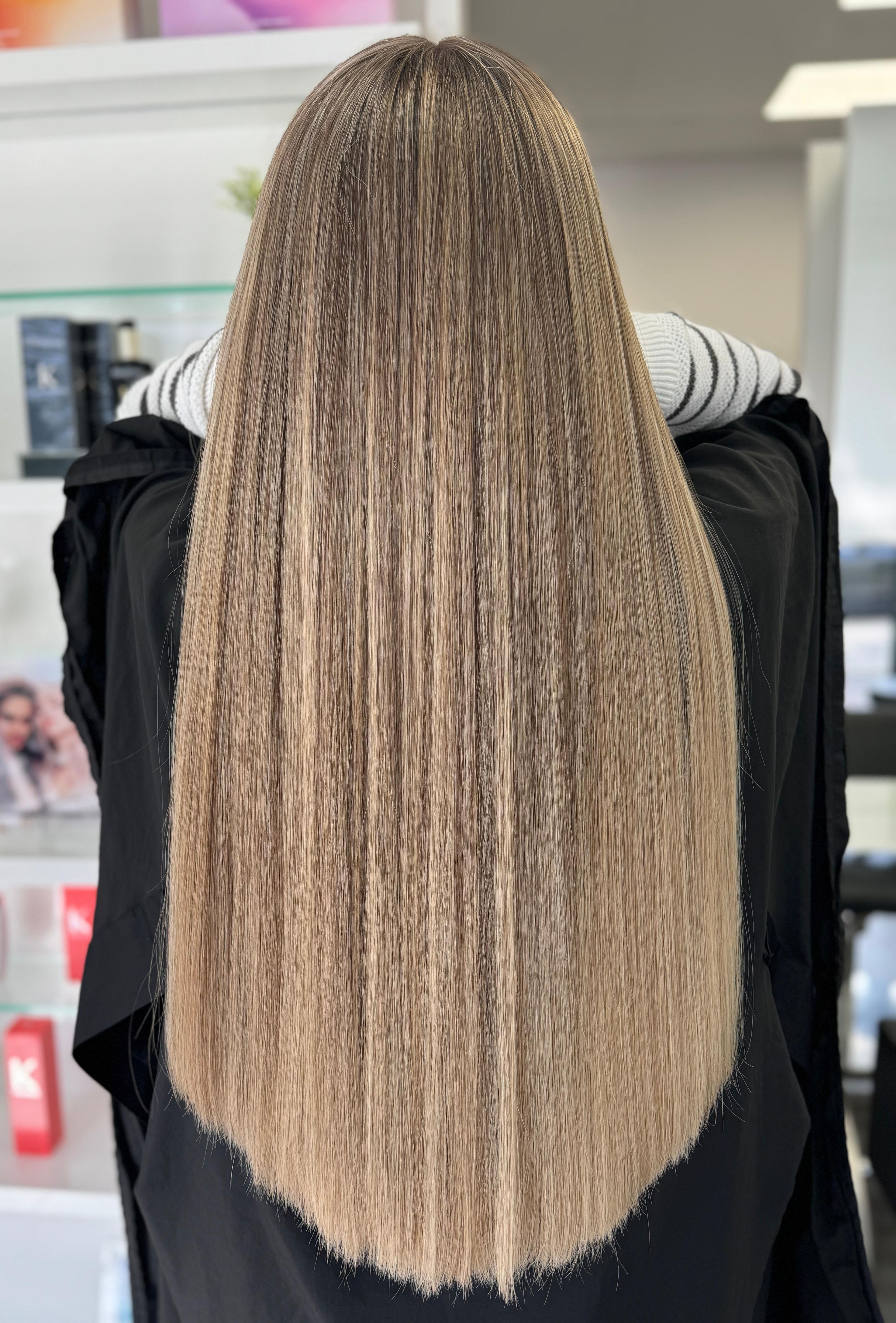 Ergebnis einer dauerhaften Haarglättung – seidig glattes Haar mit natürlichem Glanz