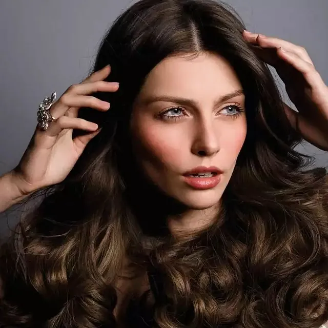 Model mit Haarverlängerung bzw. Extensions von MIREL FRISEURE